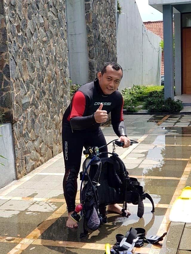 Try Scuba student practising in the Nakula training pool